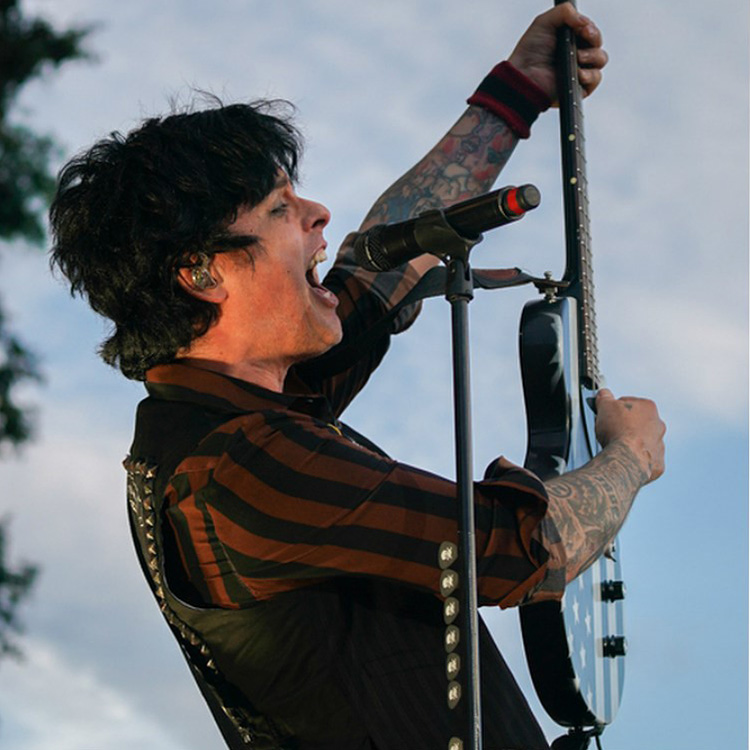 Green Day serenaded by Glaswegian fans Bellahouston Park cancellation