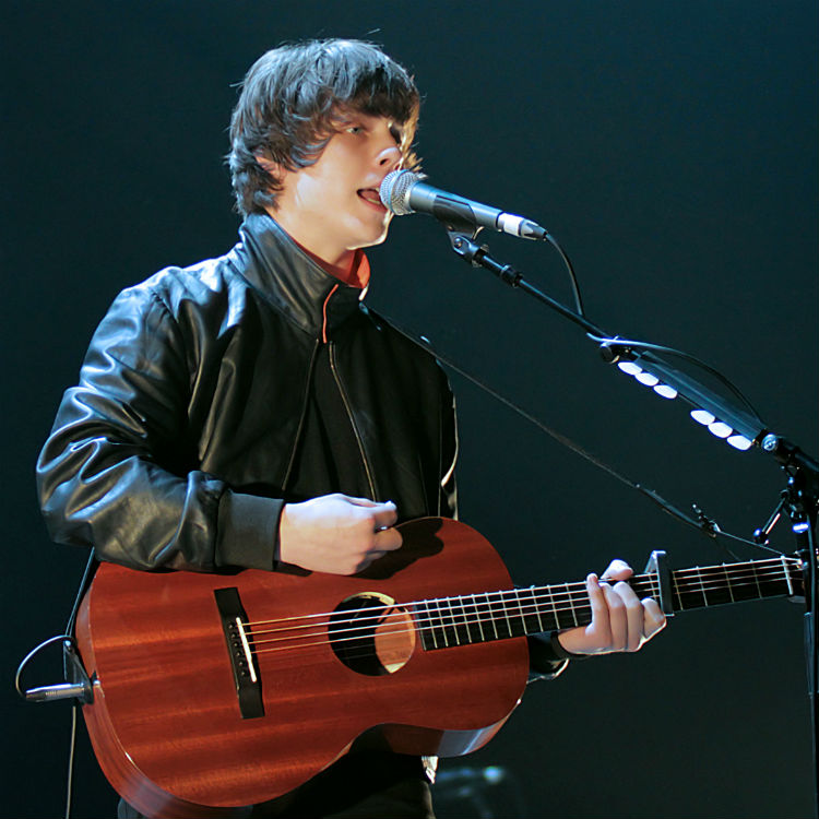 Jake Bugg and James Bay announced as winners in Silver Clef Awards