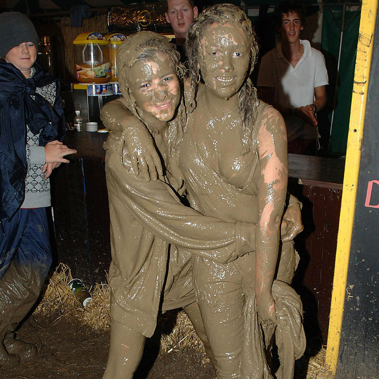 Glastonbury 2016 weather set for rain - survival tips for the mud
